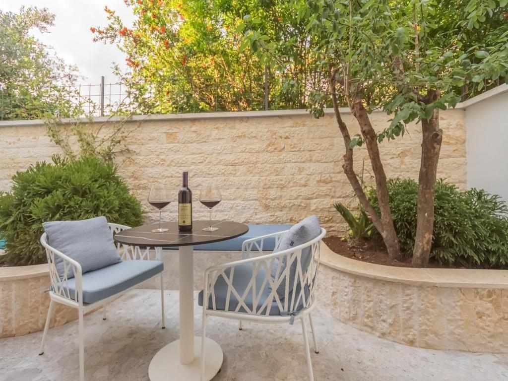 Garden courtyard seating at Vila Gina
